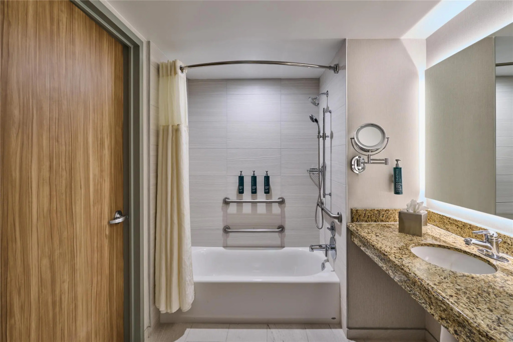 Hotel Zessa Orange County Airport, a DoubleTree by Hilton