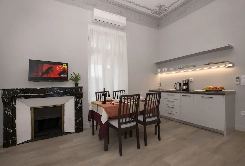 Magnificent neoclassical apt in Syntagma-Plaka by GHH
