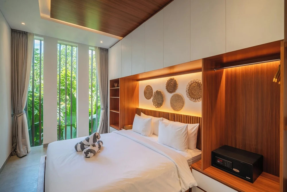 Designer 5br Villa, 400m to Café Del Mar