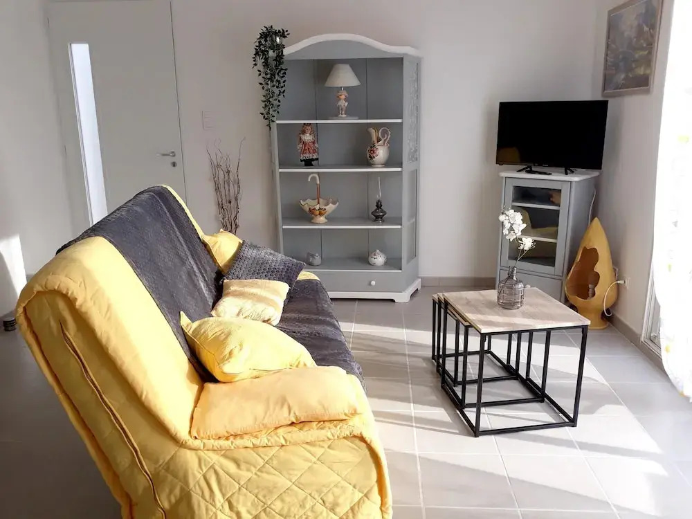 House with 2 Bedrooms in Pujaut, with Enclosed Garden And Wifi