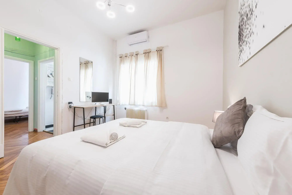 Cute and central apt for 3