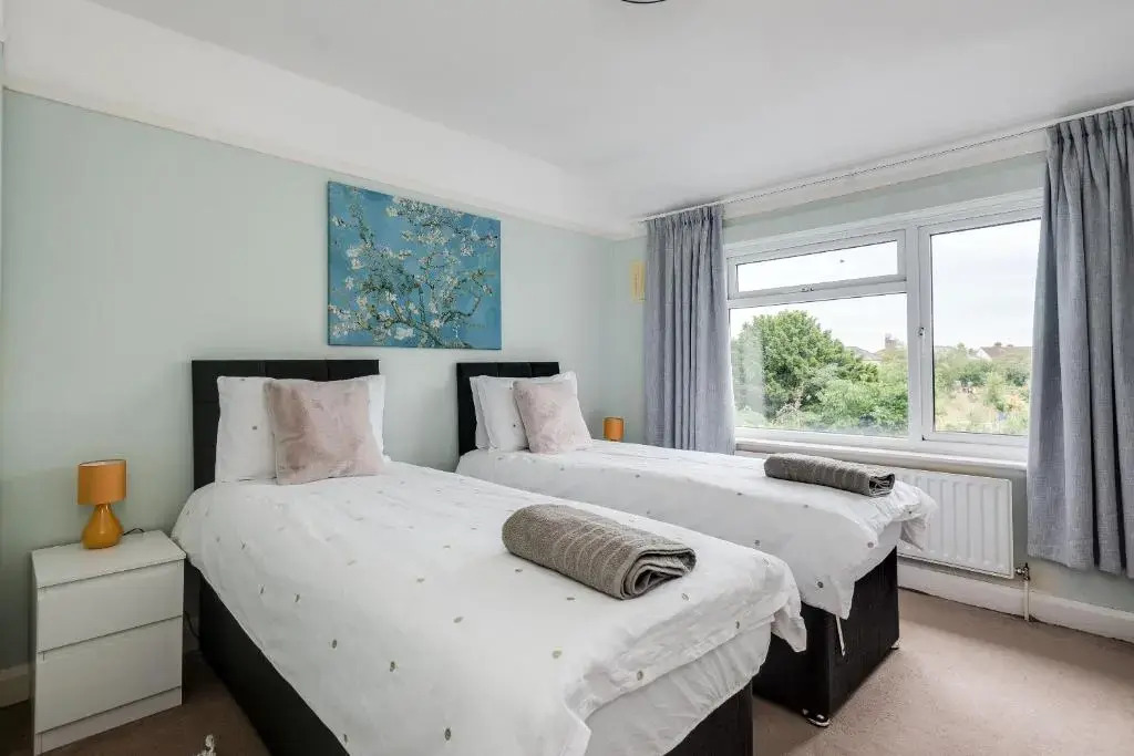 Cheerfull 3-bedroom Home With Parking Garden