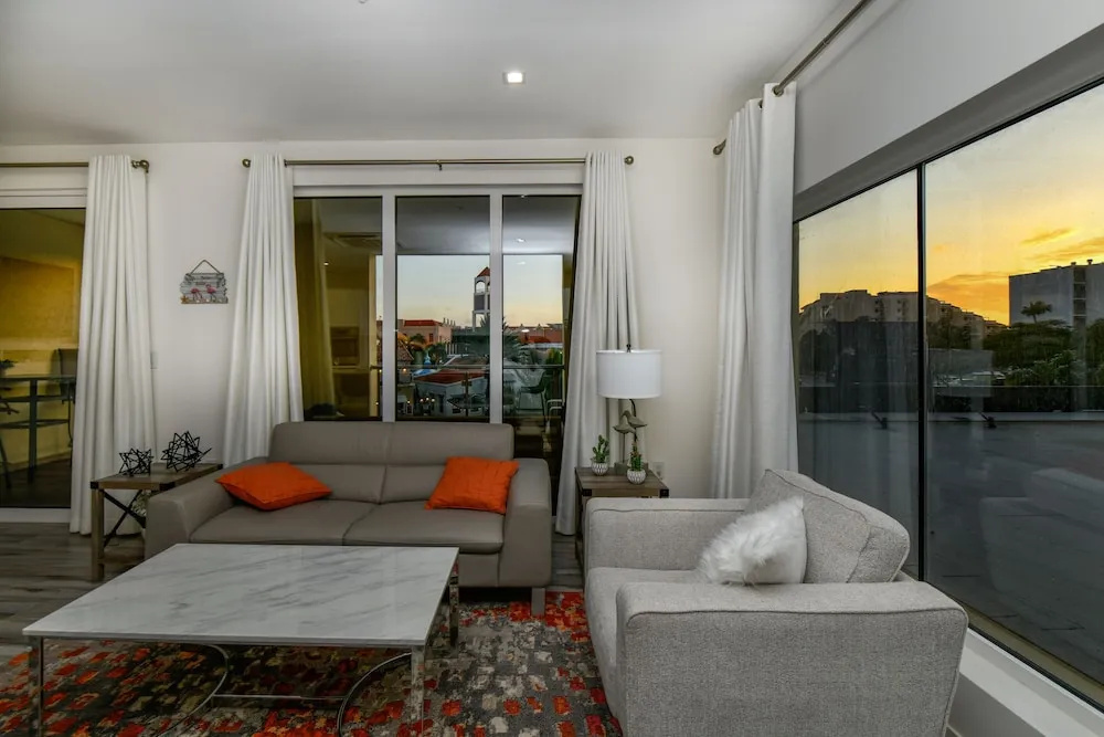 Luxury 2-bedroom Condo Right on the Strip in Palm Beach
