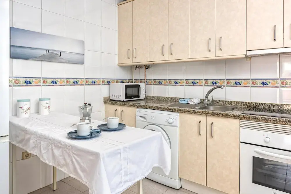 Beatriz - Amazing House in 1 min Walk to the Beach, Sea Views, Wifi