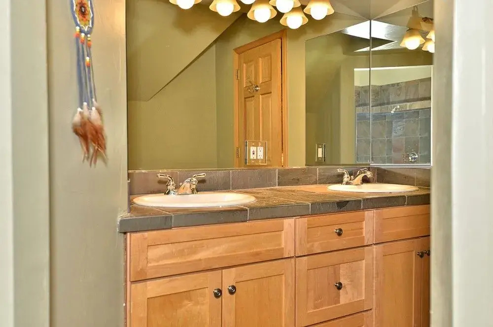 3BR Custom Handmade Log Home by RedAwning