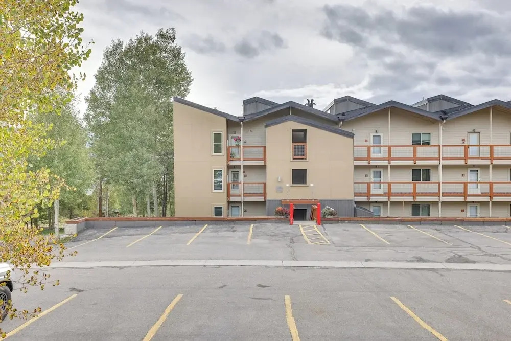 Silverthorne Condo w/ Lake Views: 10 Mi to Skiing!