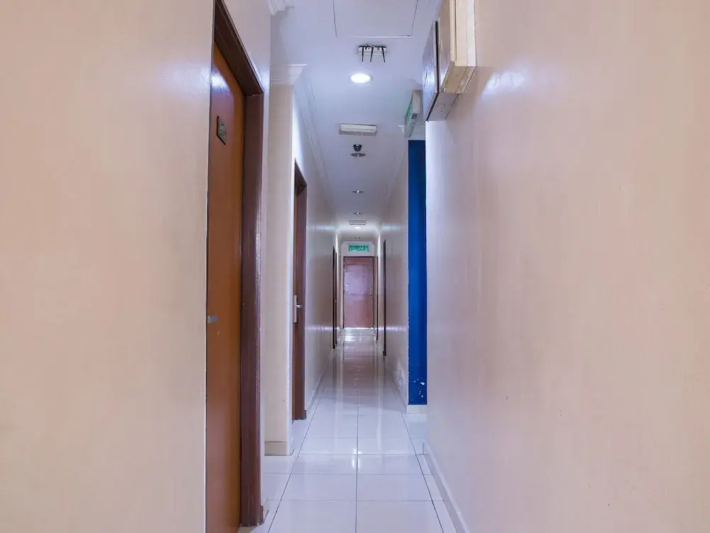 Super OYO 44097 Avatarr Hotel