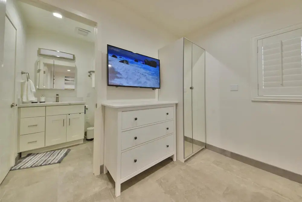 1244#2 Luxurious Newly Remodeled Beach Home, Sleeps 4 w/ AC