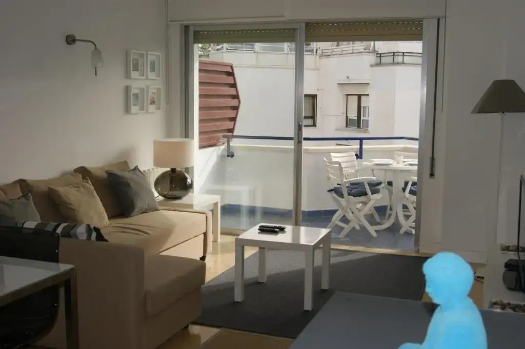 Vinyet Sunshine 2 Bed 2 Bath Steps From the Beach
