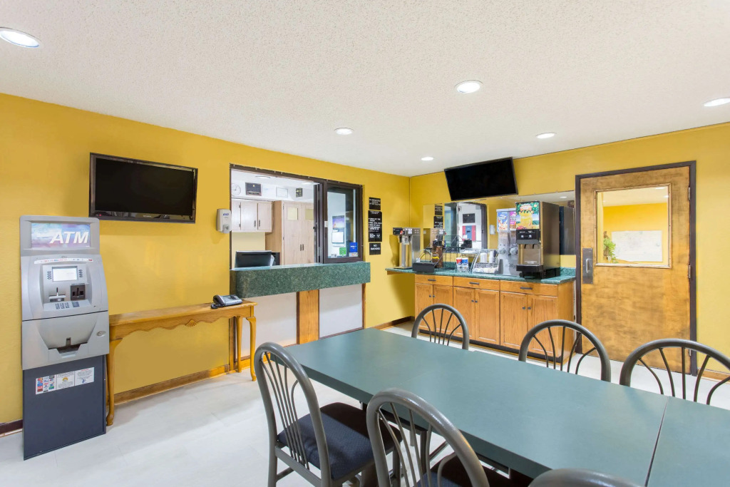 Super 8 by Wyndham Greensboro/Coliseum/Conv