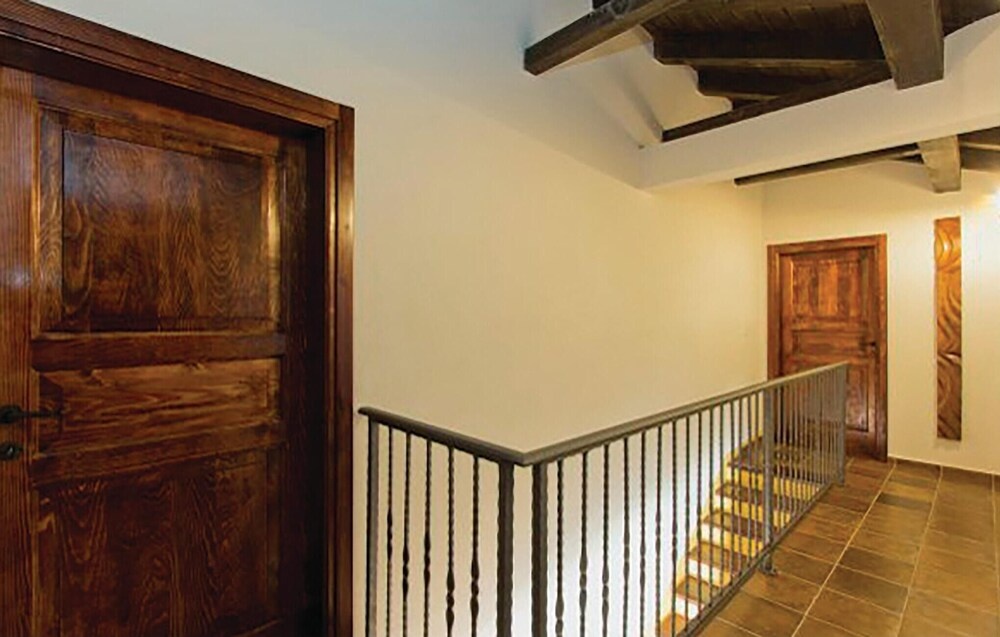 Beautiful Home in Icici With Wifi, 5 Bedrooms and Outdoor Swimming Pool