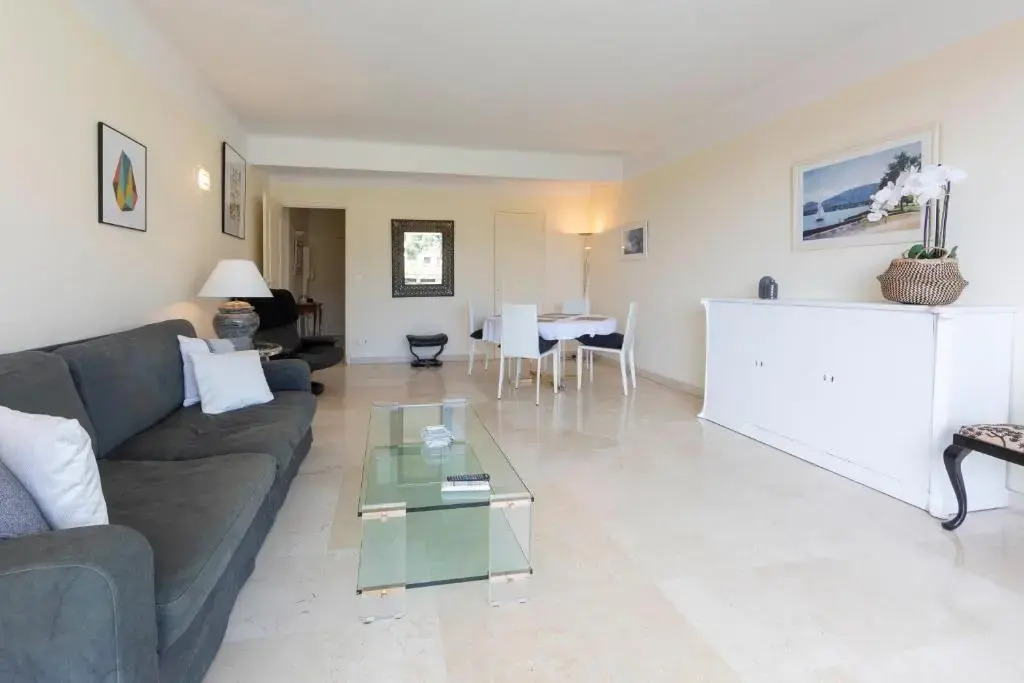 Appartement entièrement équipé de 105 m2 avec vue mer et collines