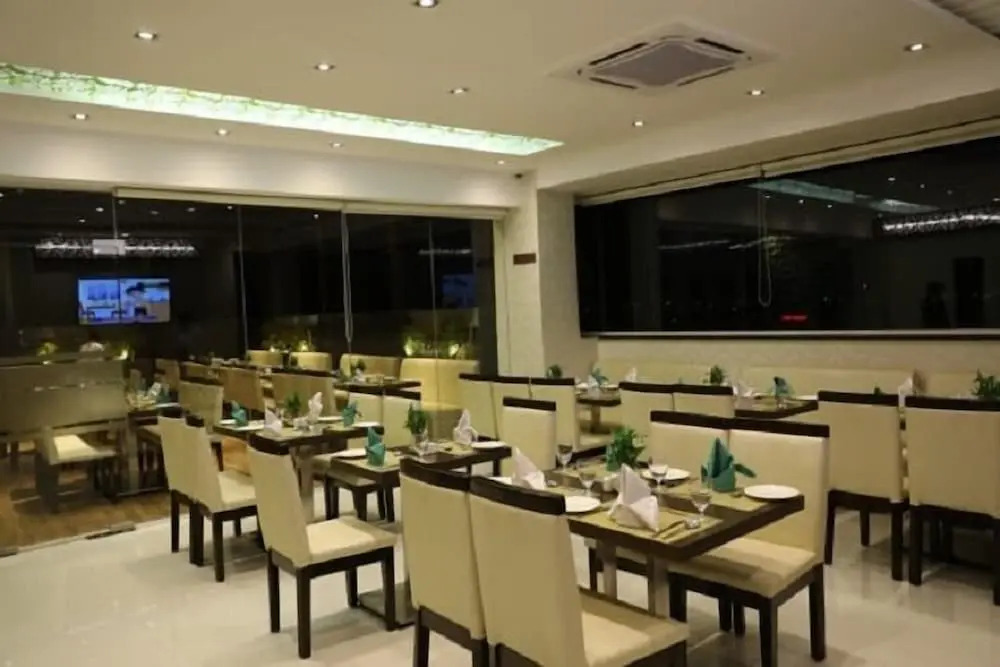 Iroomz Hotel SR Grand