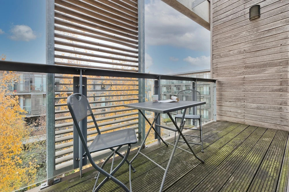 Spacious Flat With Balcony Close to the River in Greenwich by Underthedoormat