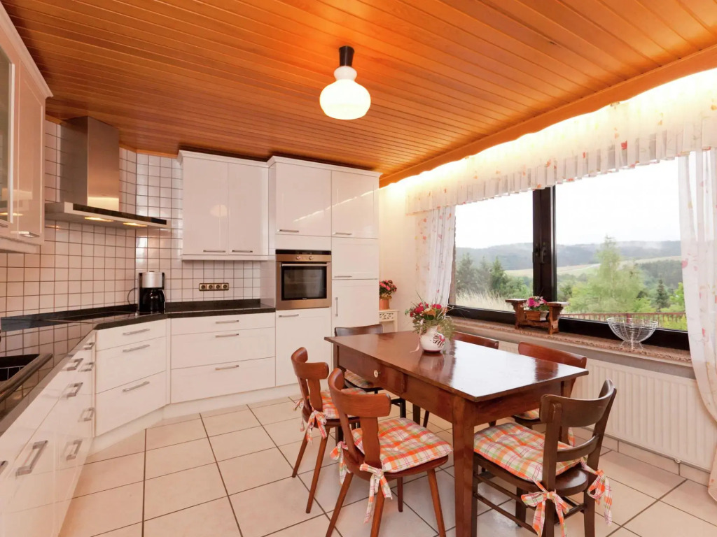Spacious, Comfortable 5-pers House on the Ground Floor