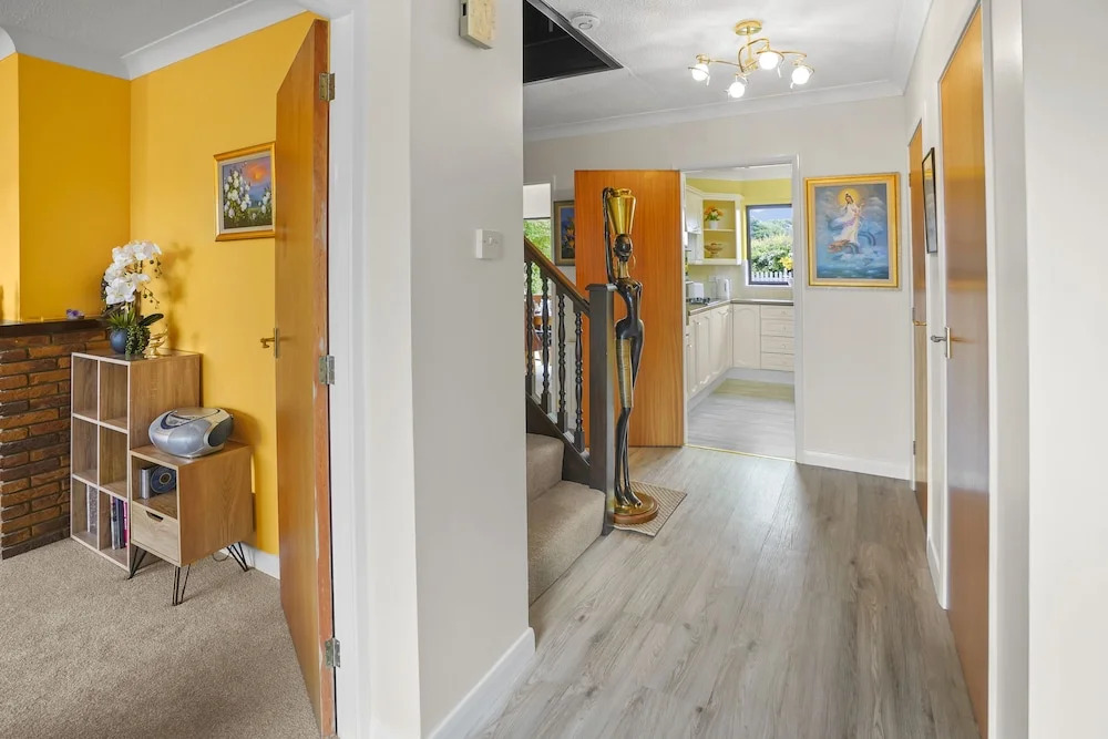 House - Sleeps 6 & Free Parking