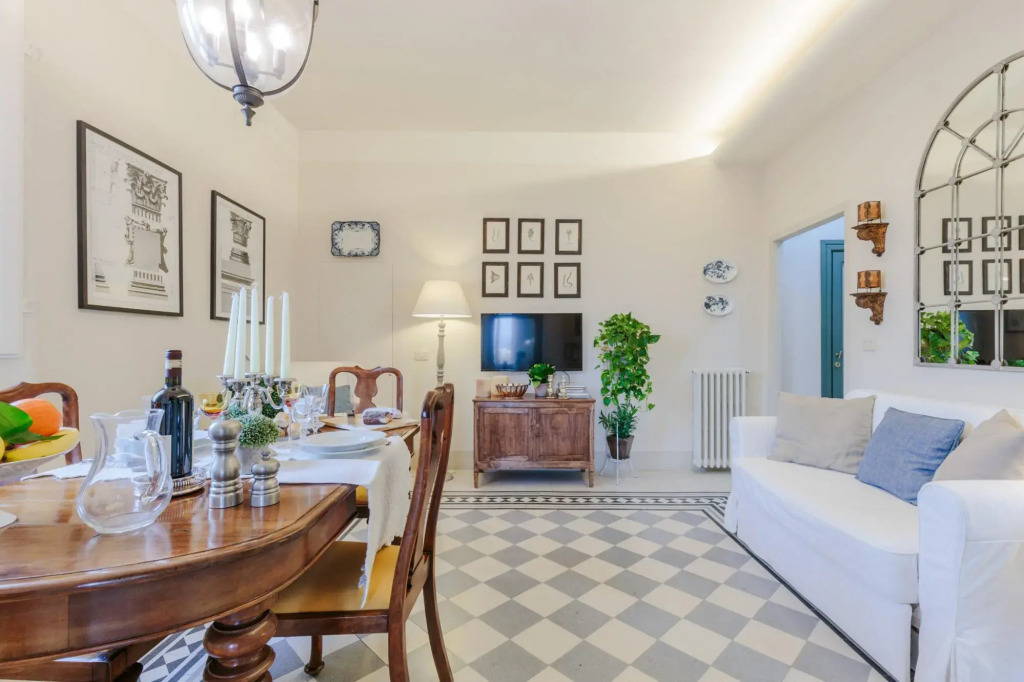 Casa Uccia in Lucca With 1 Bedrooms and 1 Bathrooms