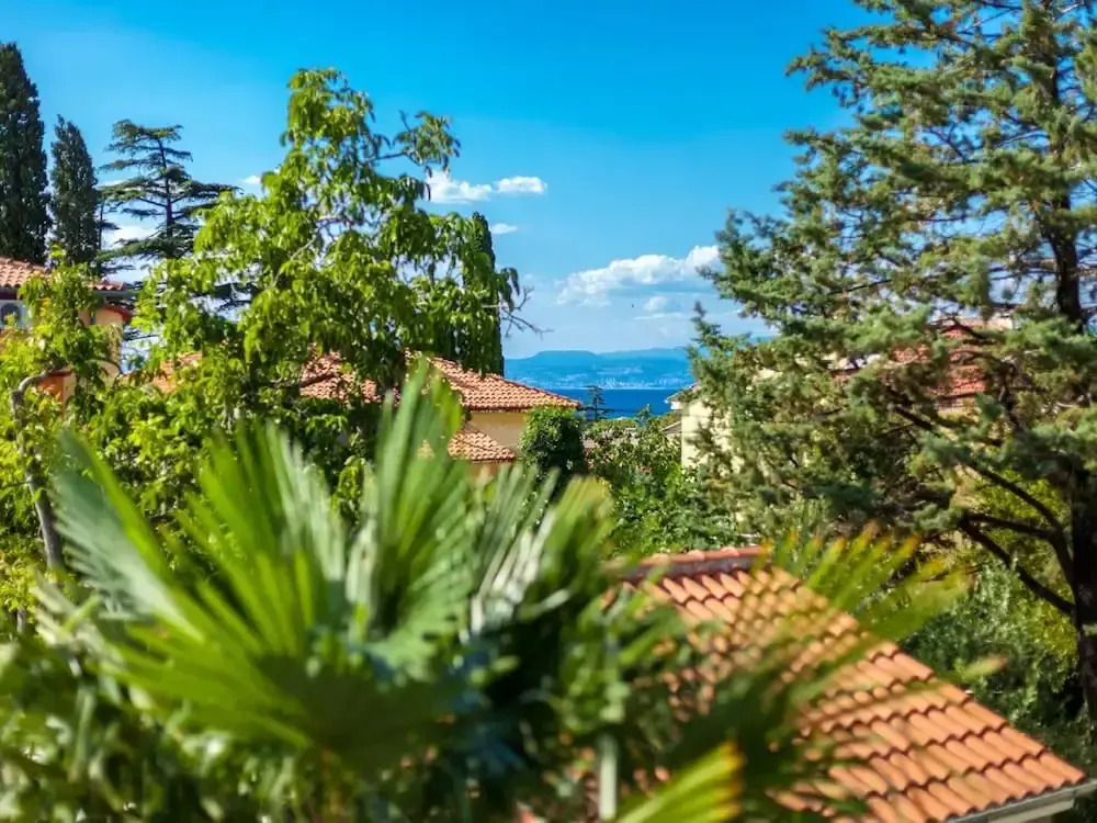 Spacious Holiday Home near Sea