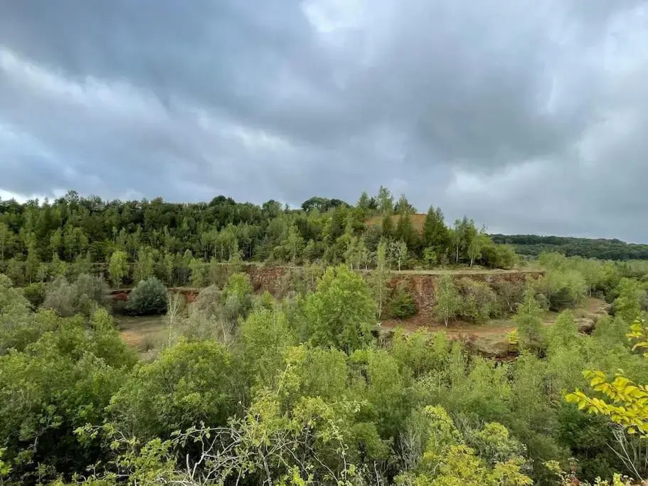 Studio situé aux abords de la forêt avec parking
