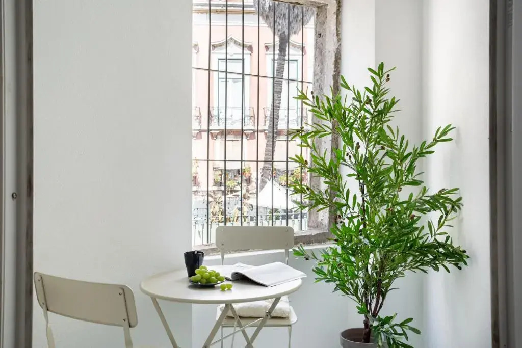 Spacious 6Bedroom House w/ Sunny Terrace in Lisbon