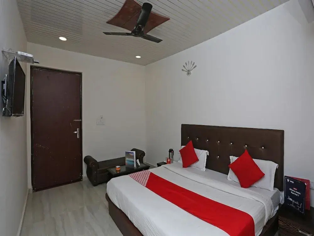 Oyo 15839 Hotel Queen Palace