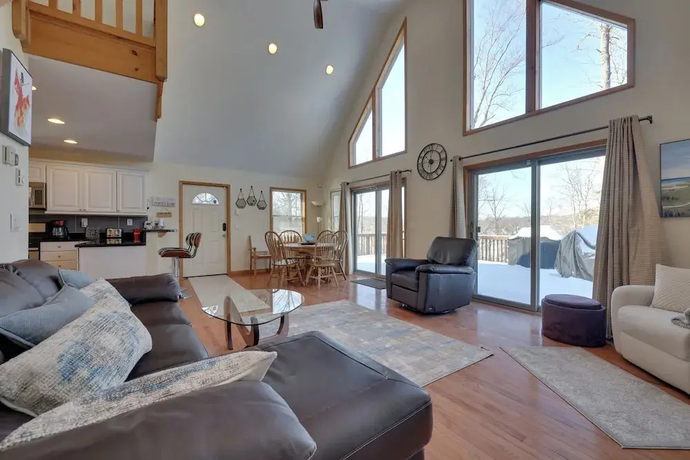 Large Deck + Resort Amenities: Lake Ariel Retreat