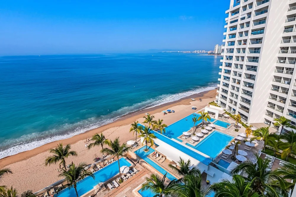 Luxury Apartment With Infinity Pool, Ocean Views, Balcony & Easy Downtown Access