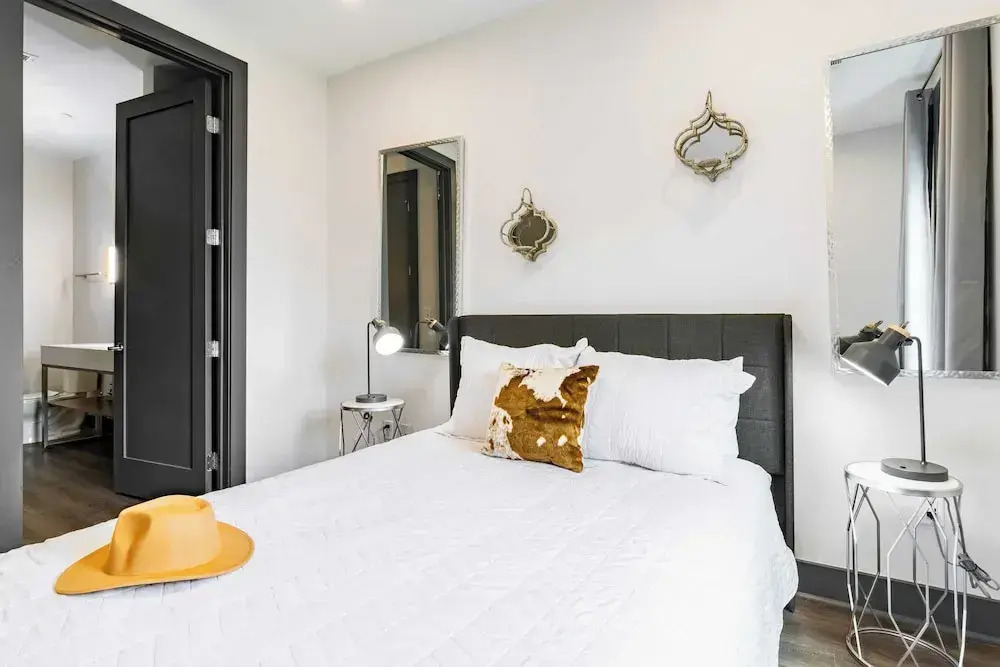 Downtown Nashville 2BR Condo Balcony & Parking Near Broadway