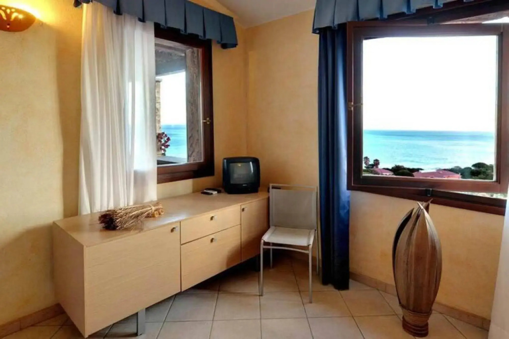 Apartment in Cannegione with communal terrace