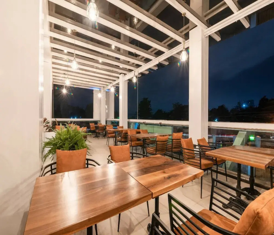 Отель Maa Hotel and Suites