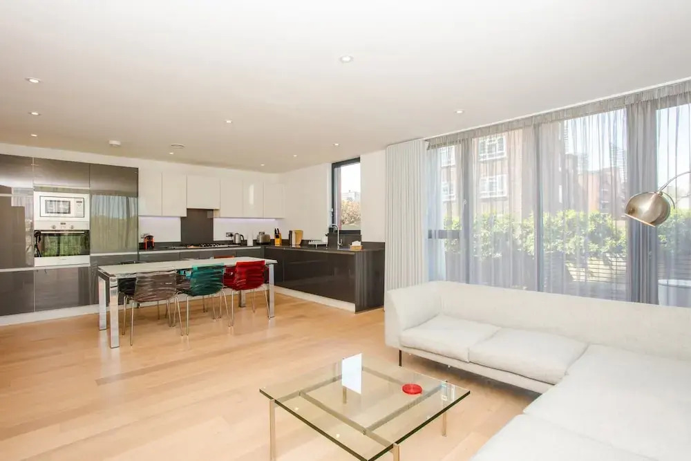 Three Bedroom Flat In Shoreditch With Large Balcony