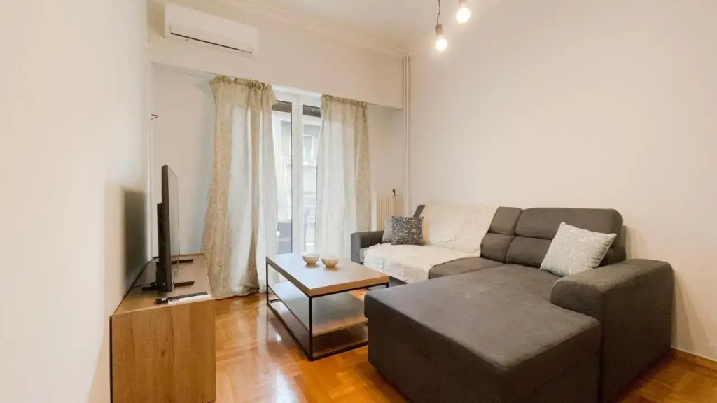 Kodrigktonos Central 77sqm apt in Viktoria