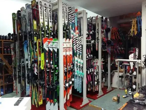 LAstazou "PRÊT gracieux du matériel de SKI" au studio