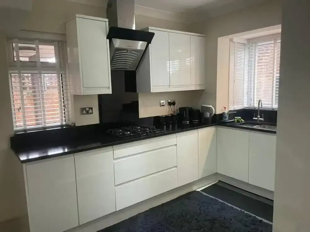 Charming House With Garden - Sleeps 6 & Parking