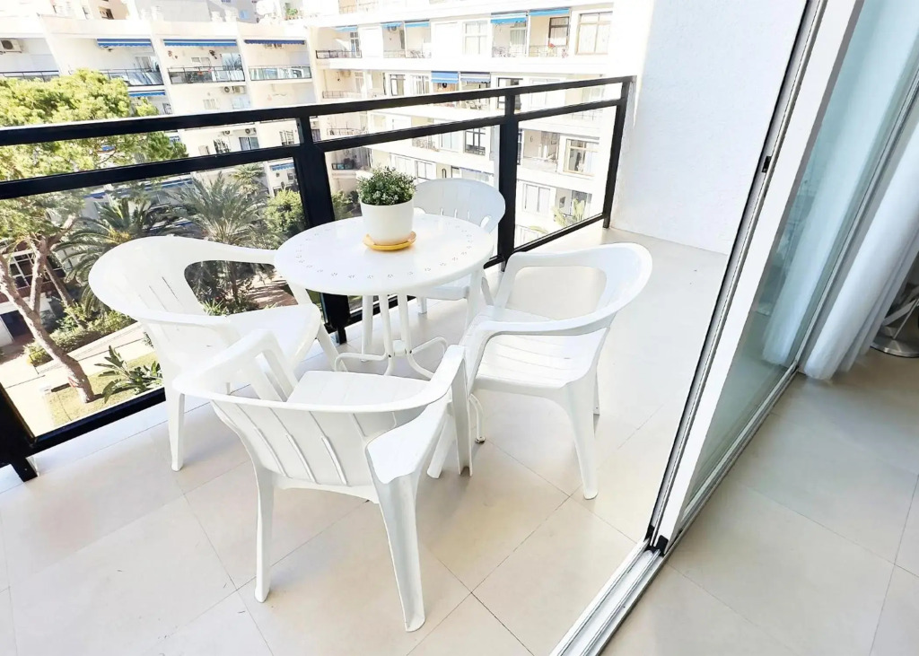 Skol 302 Super One-bedroom Duplex with Sea Views