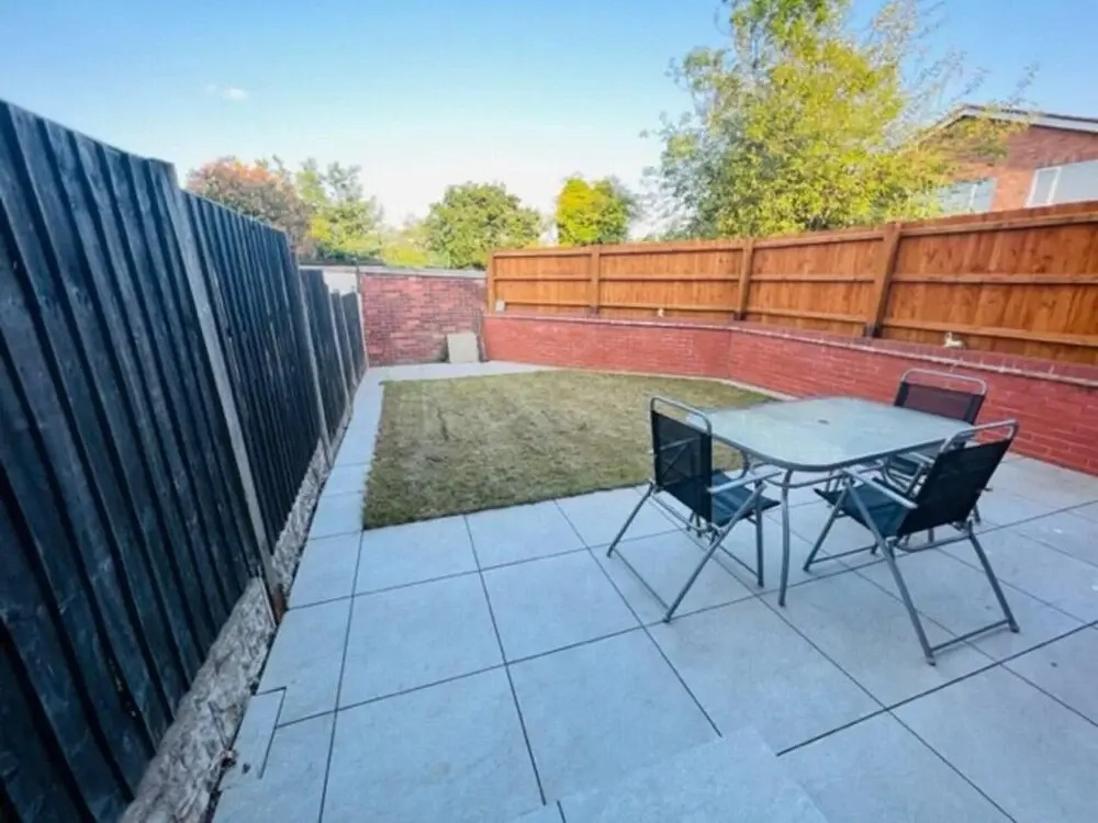 4 Bed House - Sleeps 9 - Garden - Parking - Wifi