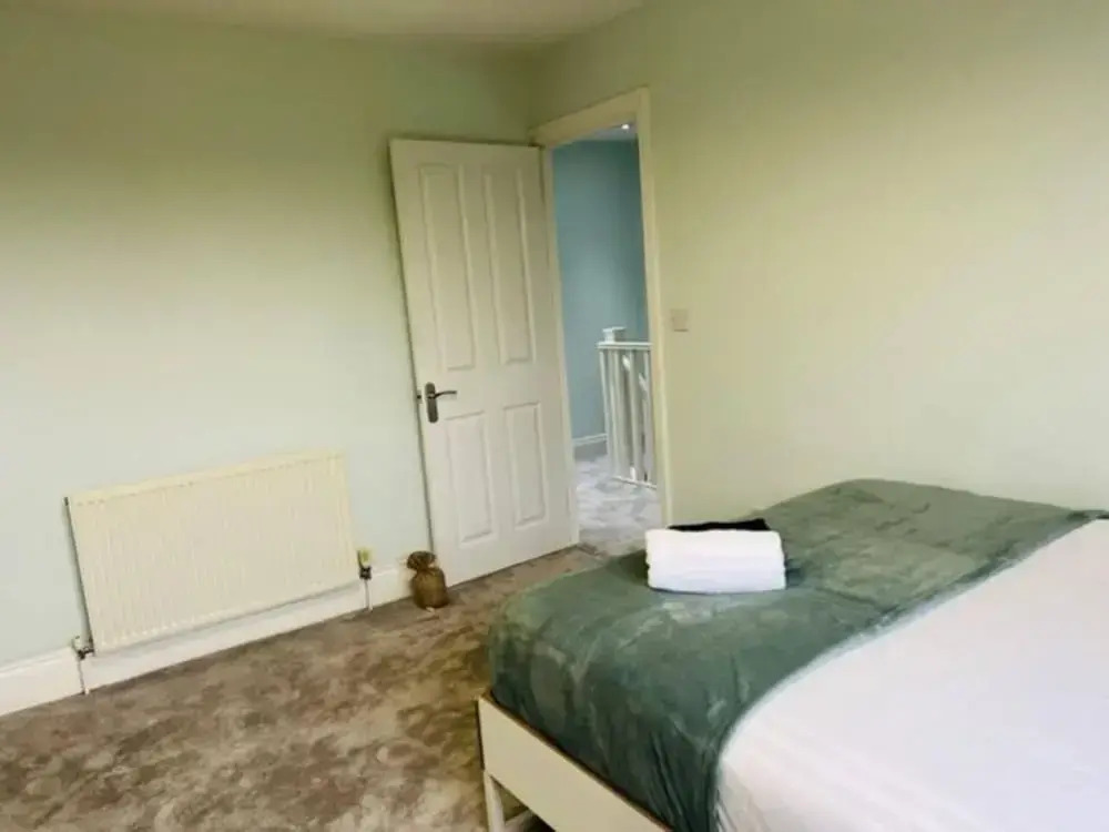 4 Bed House - Sleeps 9 - Garden - Parking - Wifi