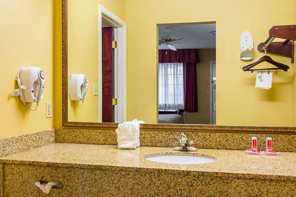 Bryant Inn And Suites