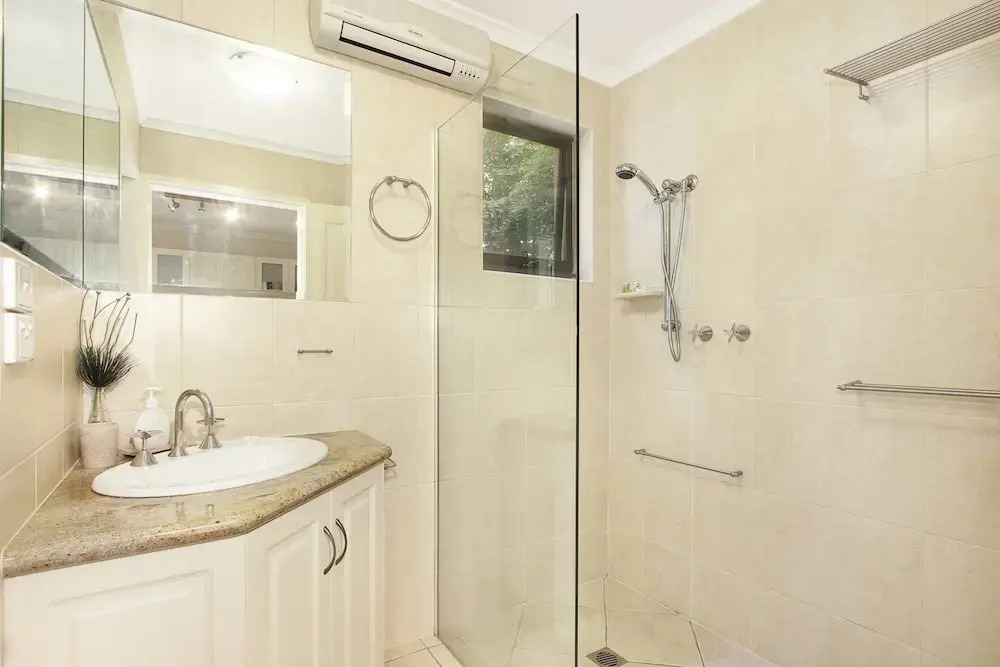Canyons Bend - 5 Minute walk to shops and cafes