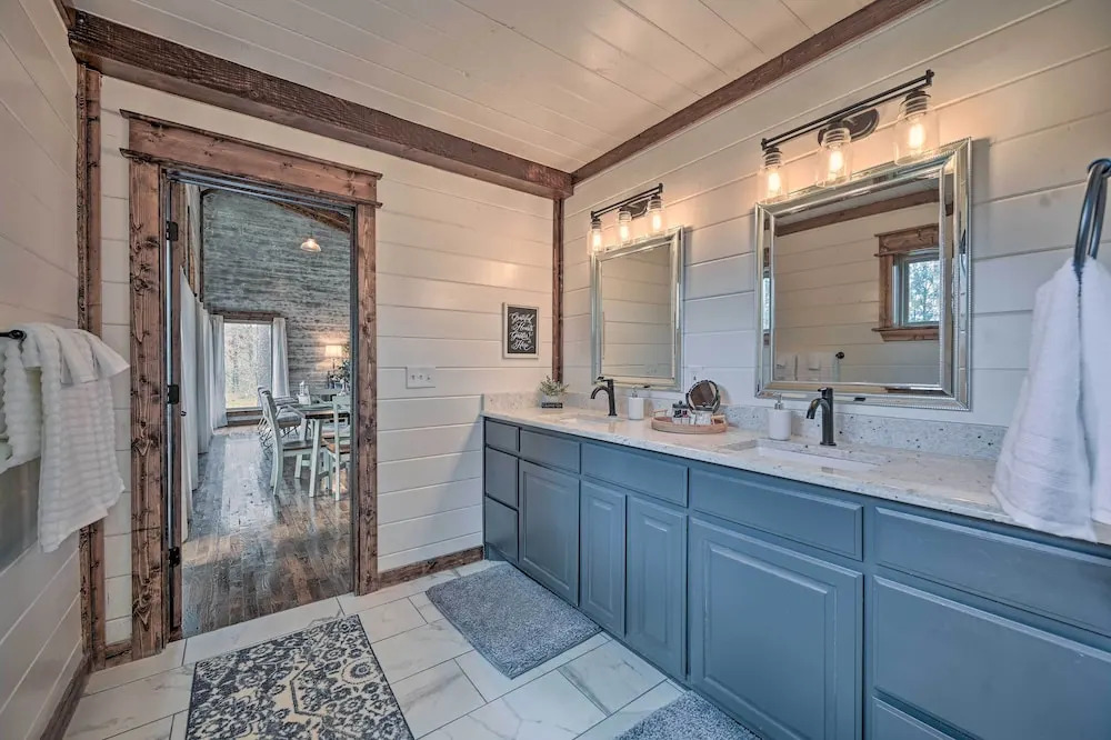 'honey's Nook' Broken Bow Home w/ Hot Tub + Decks!