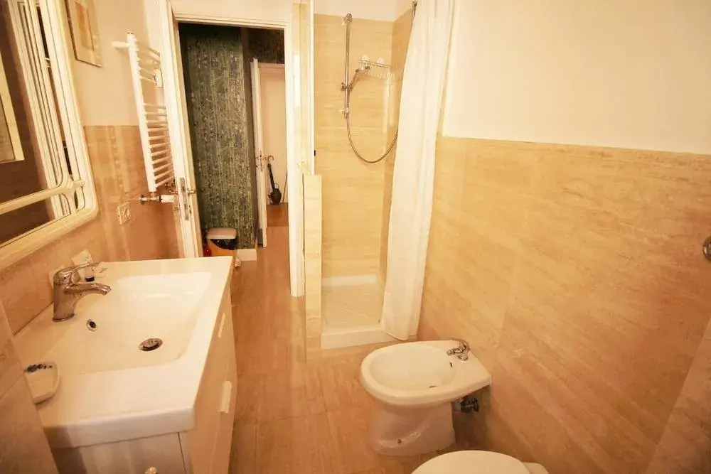 Spacious Apt Steps away from the Vatican