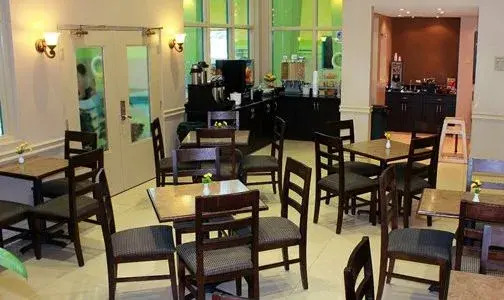 Travelodge Ambassador Bridge Windsor