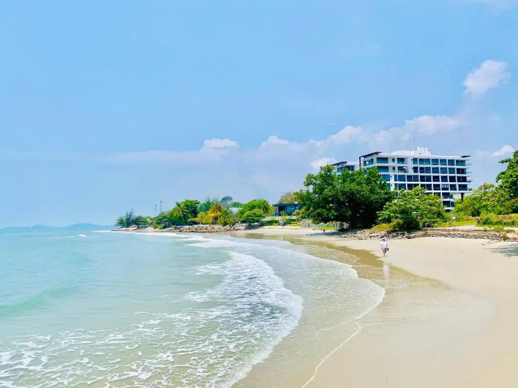 Escape Condominiums Beachfront Suites - Mae Phim