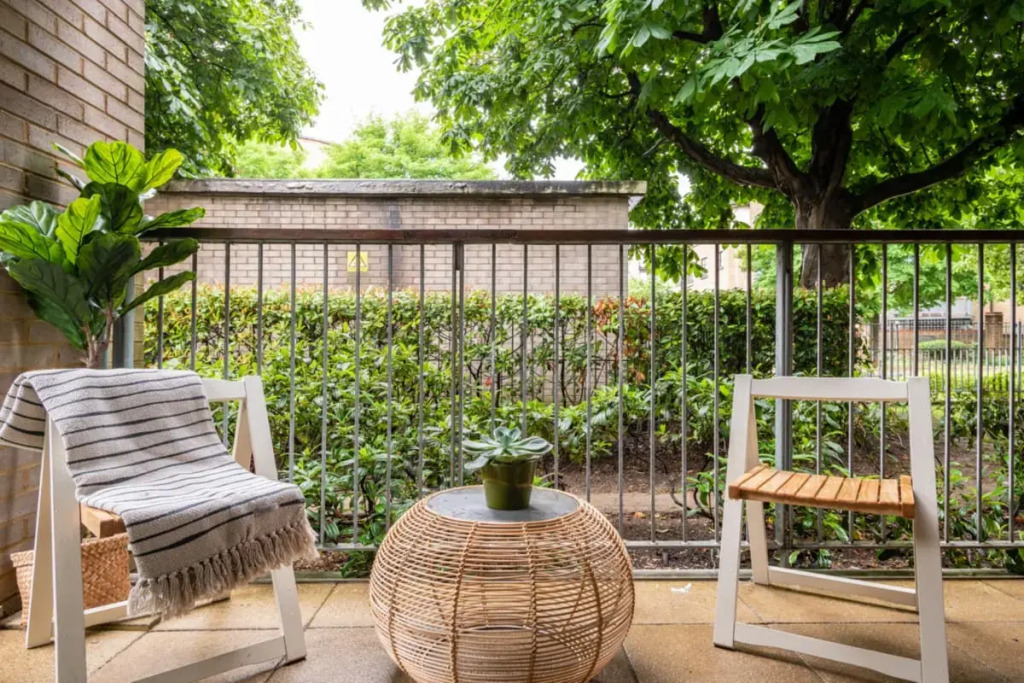 The Bow Mews - Modern & Bright 2BDR Apartment with Patio
