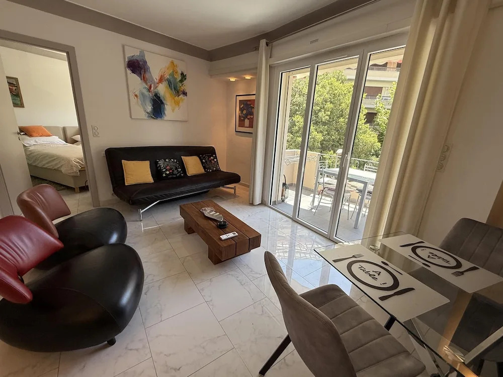 2 BR Apartment in the Center of Cannes - 2305