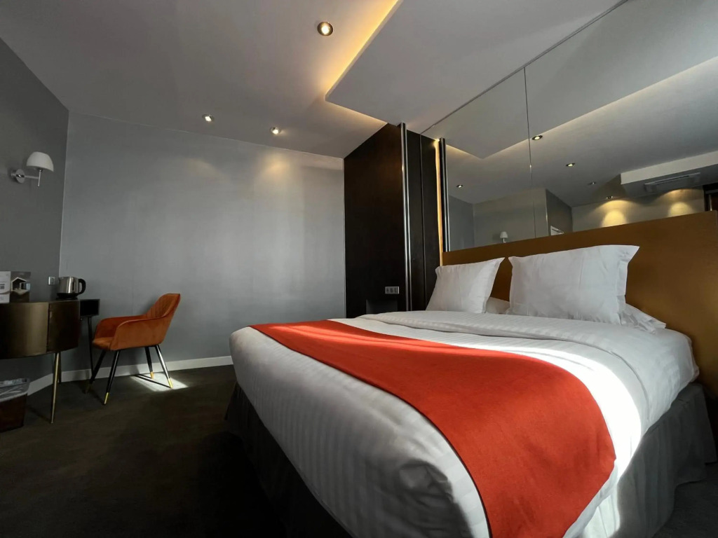 Отель LOGIS Hôtel Borel
