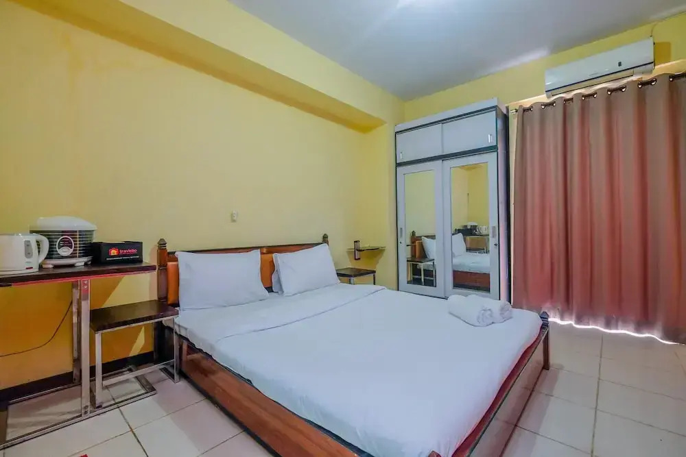 Homey Studio Apartment with Pool View at Bogor Valley By Travelio
