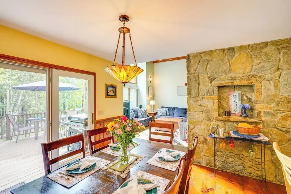 Game Room, Hot Tub! Year-round Dover Retreat