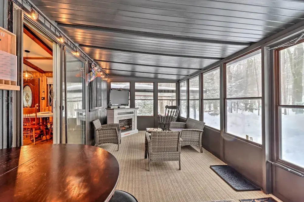 Near Skiing: Pocono Lake Cabin w/ Screened Patio