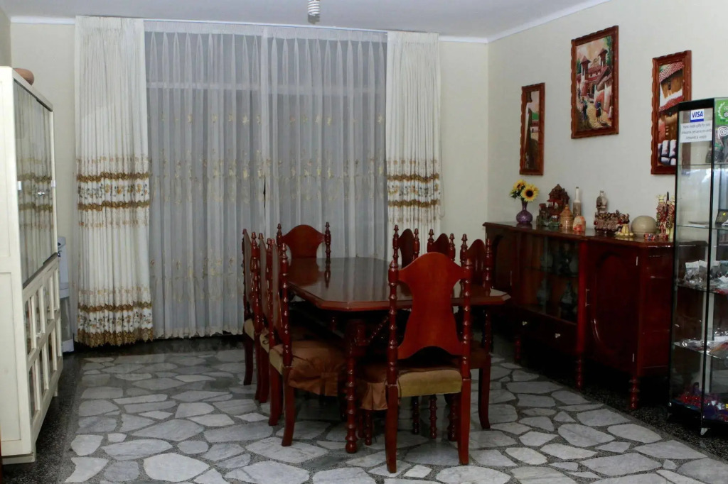 LYNIK La Casa de Blanca